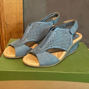 Earth Dalia wedge sandal size 9